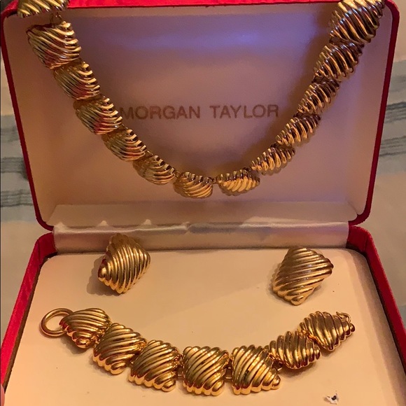 GOLD NECKLACE, EARRINGS AND BRACELET SET - Picture 1 of 1